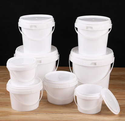 Baldes redondos de plástico de calidad alimentaria apilables reutilizables con capacidad de manija 1L-5L