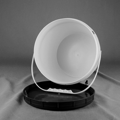 Cubos plásticos de la arena de la recepción 8L del ODM del OEM los pequeños riegan el cubo del almacenamiento con la tapa del tornillo