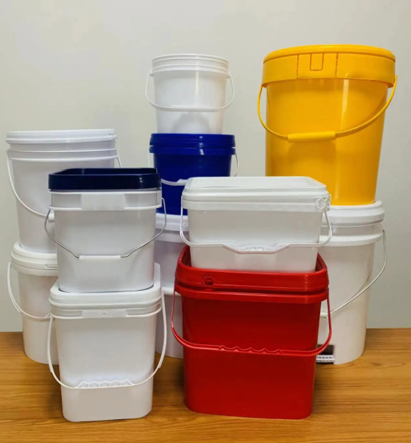 Superficie lisa 1,5 mm Cubo de plástico con tapa de sello y mango de metal para pintura de agua Alimentos Revestimiento químico