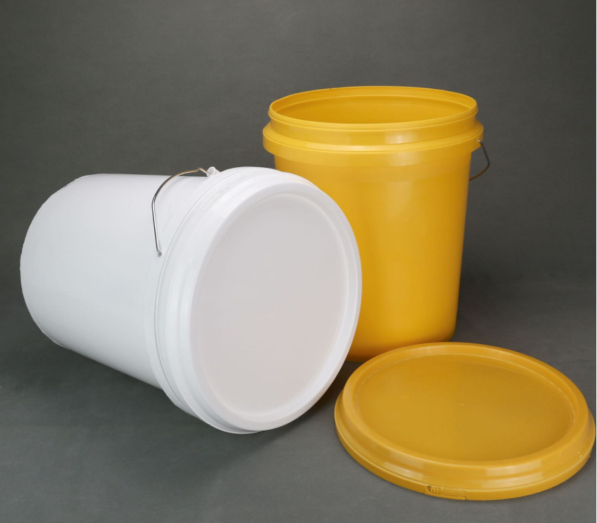 Cubo de plástico de 5 galones de color blanco para almacenamiento versátil