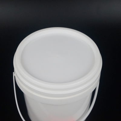 cubo plástico de la categoría alimenticia 2L con la tapa y la manija