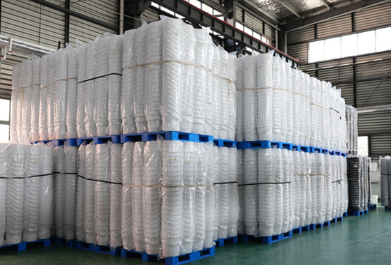 El blanco o el otro cubo plástico ligero para el almacenamiento de los juguetes