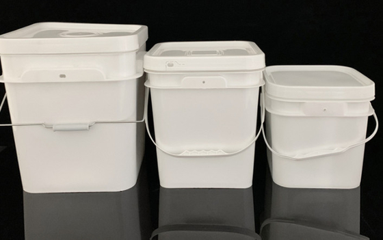 Cubo de plástico cuadrado versátil de 1,2 kg para diversas aplicaciones