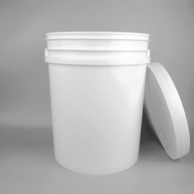 El cubo plástico 20L del aceite lubricante de 5 galones con vierte el canalón