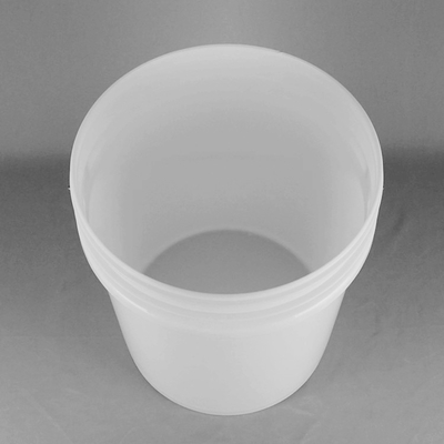El cubo plástico 20L del aceite lubricante de 5 galones con vierte el canalón