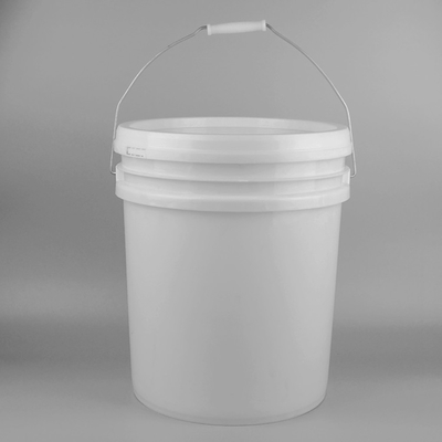 El cubo plástico 20L del aceite lubricante de 5 galones con vierte el canalón