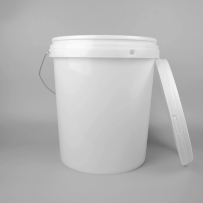 Cinco cubos plásticos del galón con la manija y la capacidad de 20 litros 2,2 libras de peso