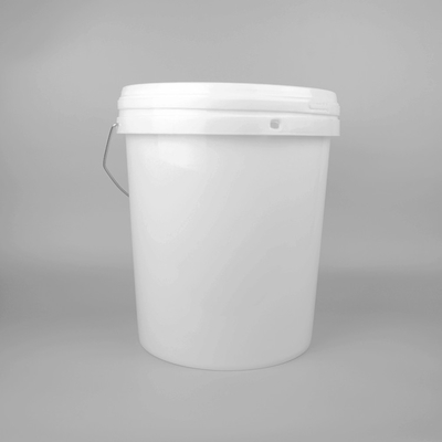 Cinco cubos plásticos del galón con la manija y la capacidad de 20 litros 2,2 libras de peso