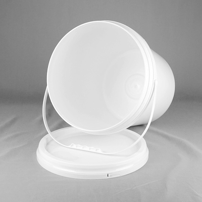 Cubo plástico resistente ULTRAVIOLETA del fertilizante con la manija