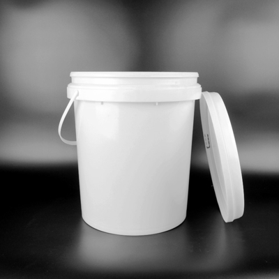 Capas de los fertilizantes alrededor del cubo plástico 17kg con la tapa y la manija