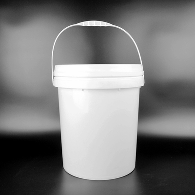 Capas de los fertilizantes alrededor del cubo plástico 17kg con la tapa y la manija