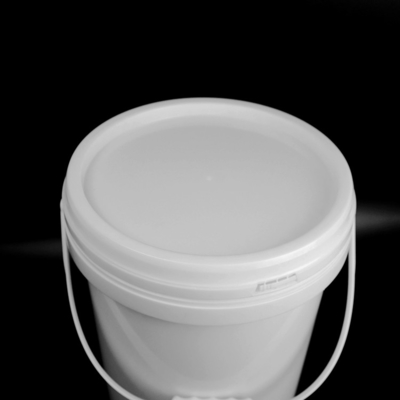 Capas de los fertilizantes alrededor del cubo plástico 17kg con la tapa y la manija