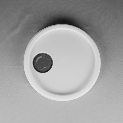 Pinte el cubo plástico blanco apilable de empaquetado de 20 litros con la manija del metal