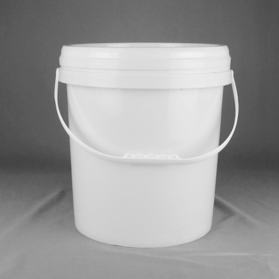 Cubo blanco de 5 galones de 20 litros con la tapa