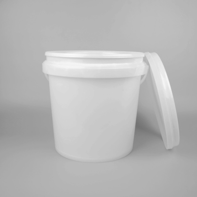 Cubos vacíos blancos del almacenamiento de la comida de 2 galones con las tapas y las cubiertas