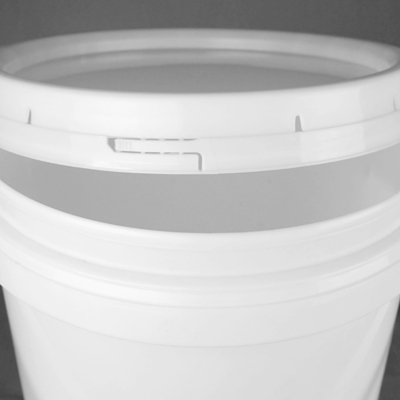 Los cubos plásticos reutilizables blancos de 5 galones vacian los cubos de 5 galones con las tapas