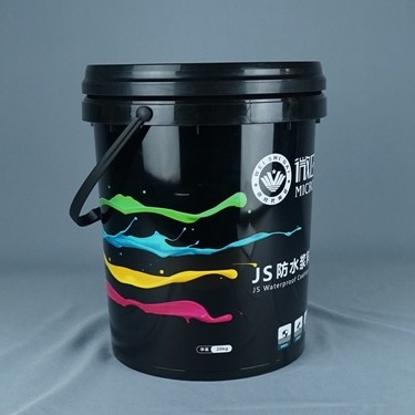 Pintura alrededor de los cubos plásticos 20L con la tapa y la manija