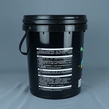Pintura alrededor de los cubos plásticos 20L con la tapa y la manija